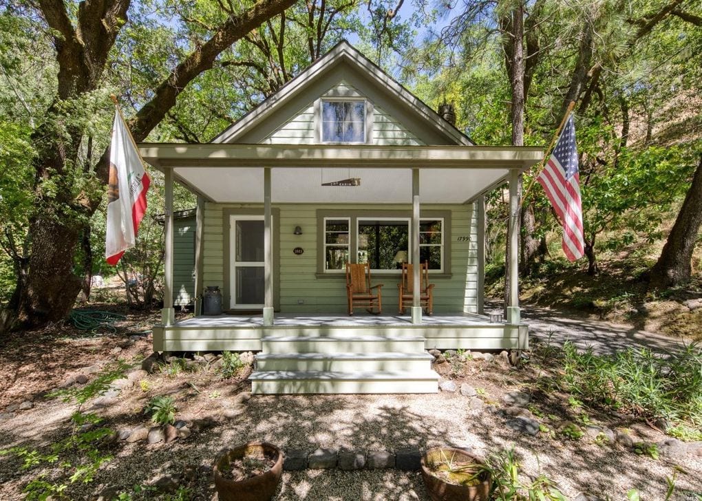 Mount Jackson Schoolhouse: historic, comfortable