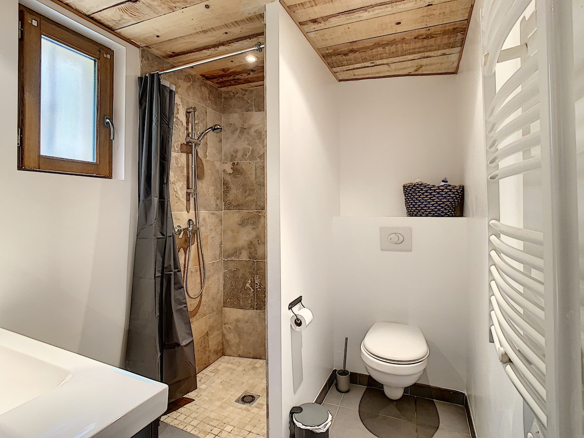美丽的单卧室公寓，位于吕贝隆（ Luberon ）山脚下