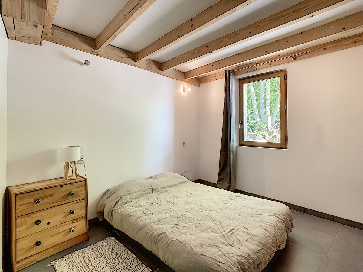 美丽的单卧室公寓，位于吕贝隆（ Luberon ）山脚下