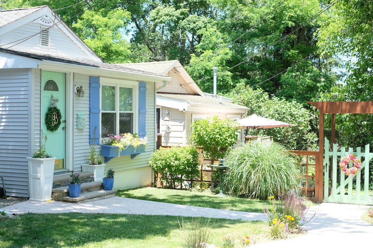 愉快的双卧室海岸小屋，免费停车