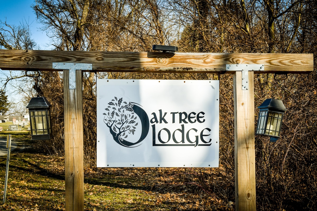 Rustic Lodge -Oak Tree Lodge