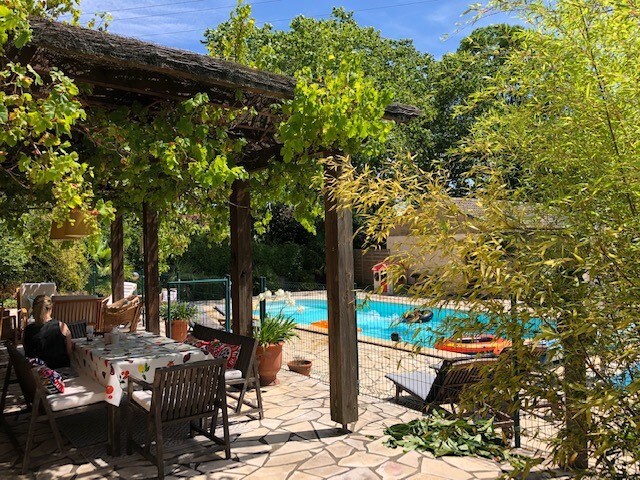 法国村庄带泳池的别墅