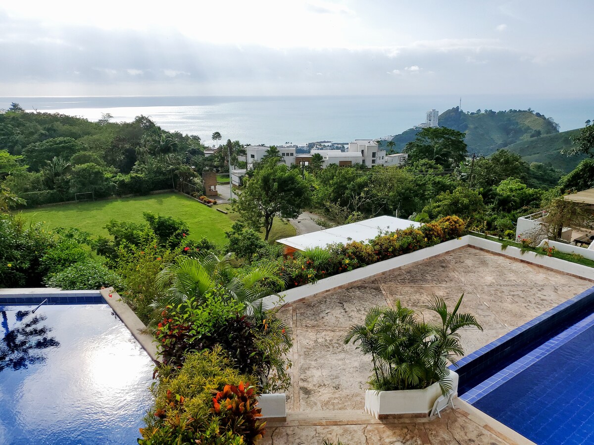 Casa playera con piscina y excelente vista.