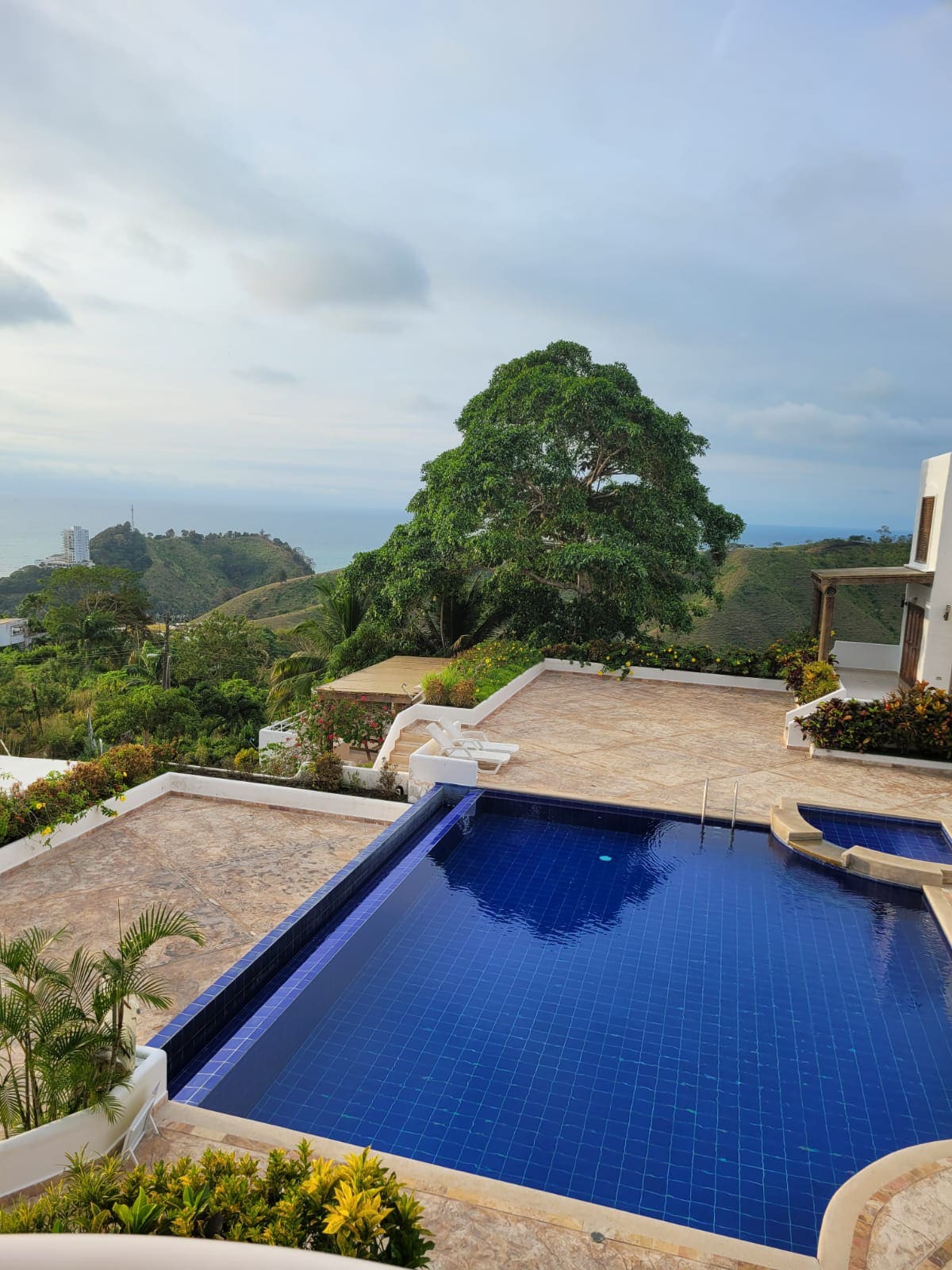 Casa playera con piscina y excelente vista.