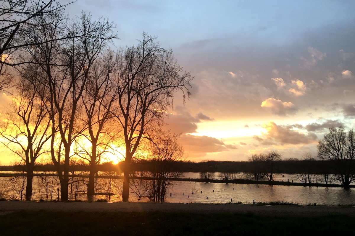 Ruime gezellige woning direct aan de Maas.