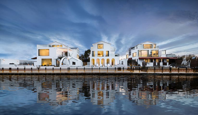 预定前咨询超大草坪 地暖中央空调 真人cs 团建会议 桌餐烧烤 聚会轰趴 婚礼商拍 可住40人 上海市民宿