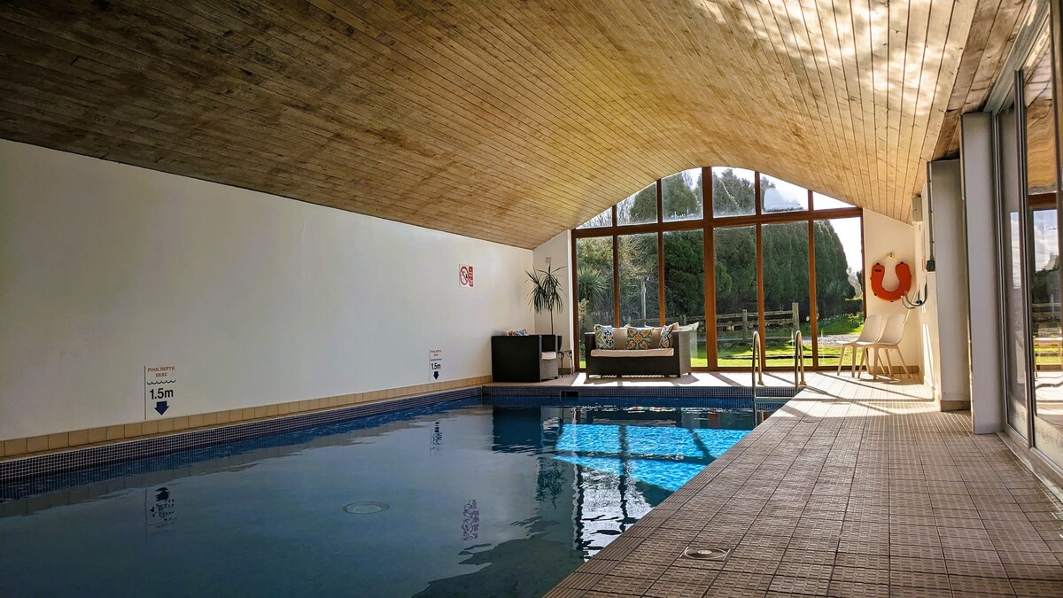 Laurel ：室内泳池·热水浴缸· Snowdonia景观