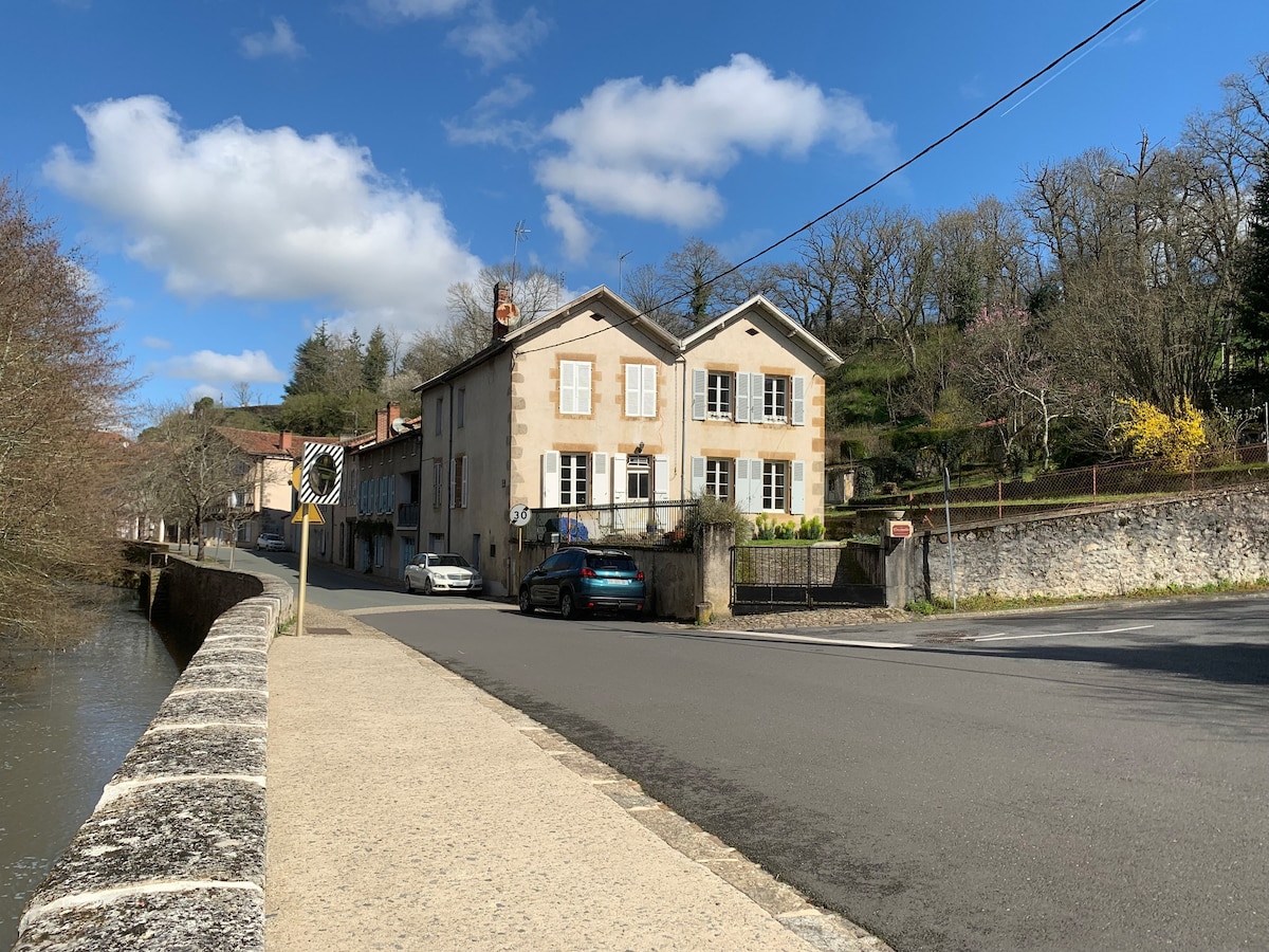 Grande maison en ville de Confolens avec jardin