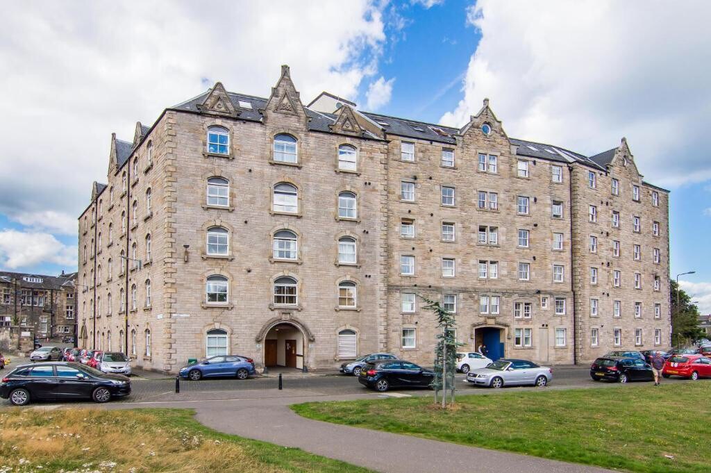 Single room on ground floor next to Leith Links