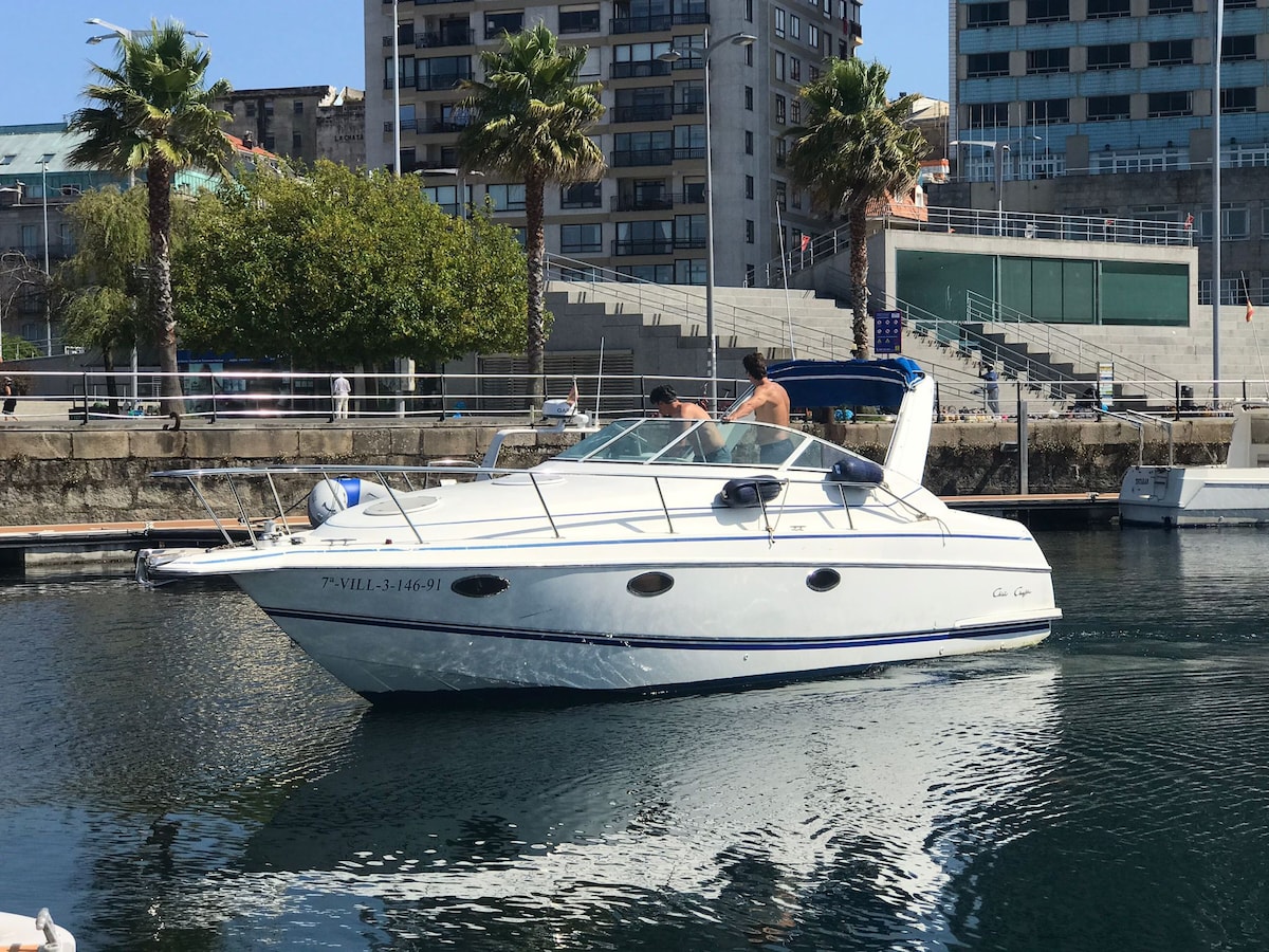 维哥游艇俱乐部（ Vigo 's Yacht Club ）有10米长的豪华游艇。