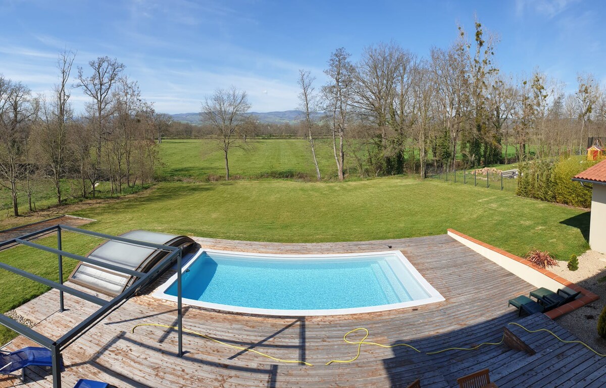 Villa avec piscine et vue dégagée au calme