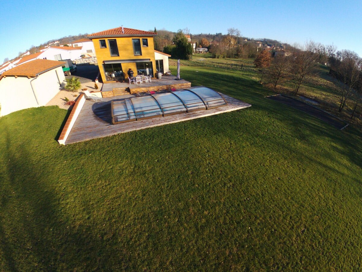 Villa avec piscine et vue dégagée au calme