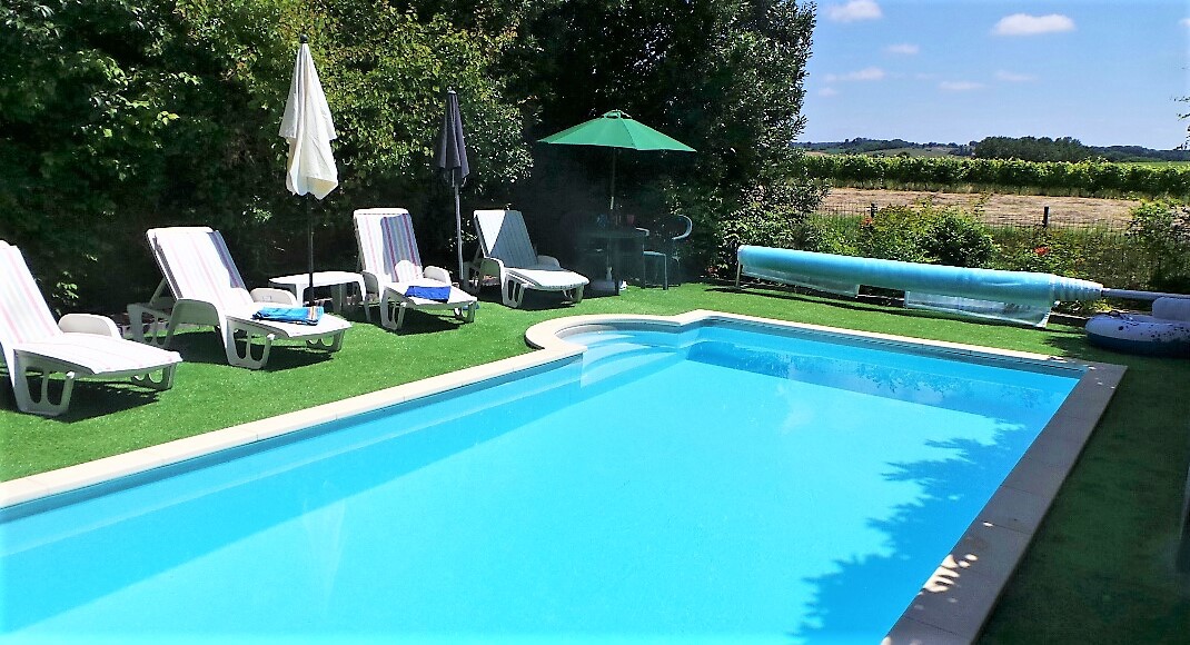 Charentais rural idyll with pool