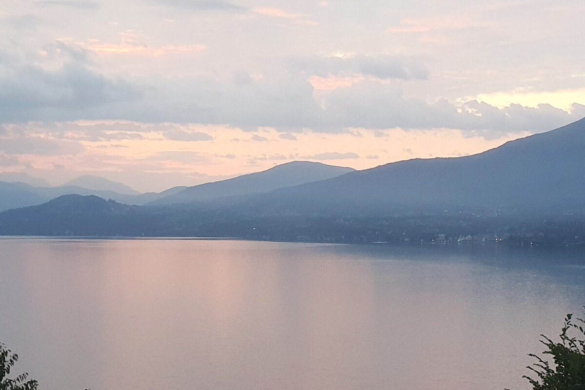 马焦雷湖（ Lake Maggiore ）上的大自然