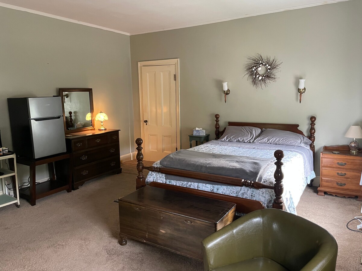 历史悠久的房屋内宽敞舒适的卧室。