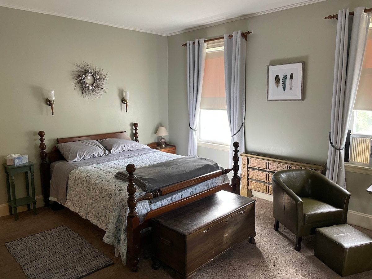 历史悠久的房屋内宽敞舒适的卧室。