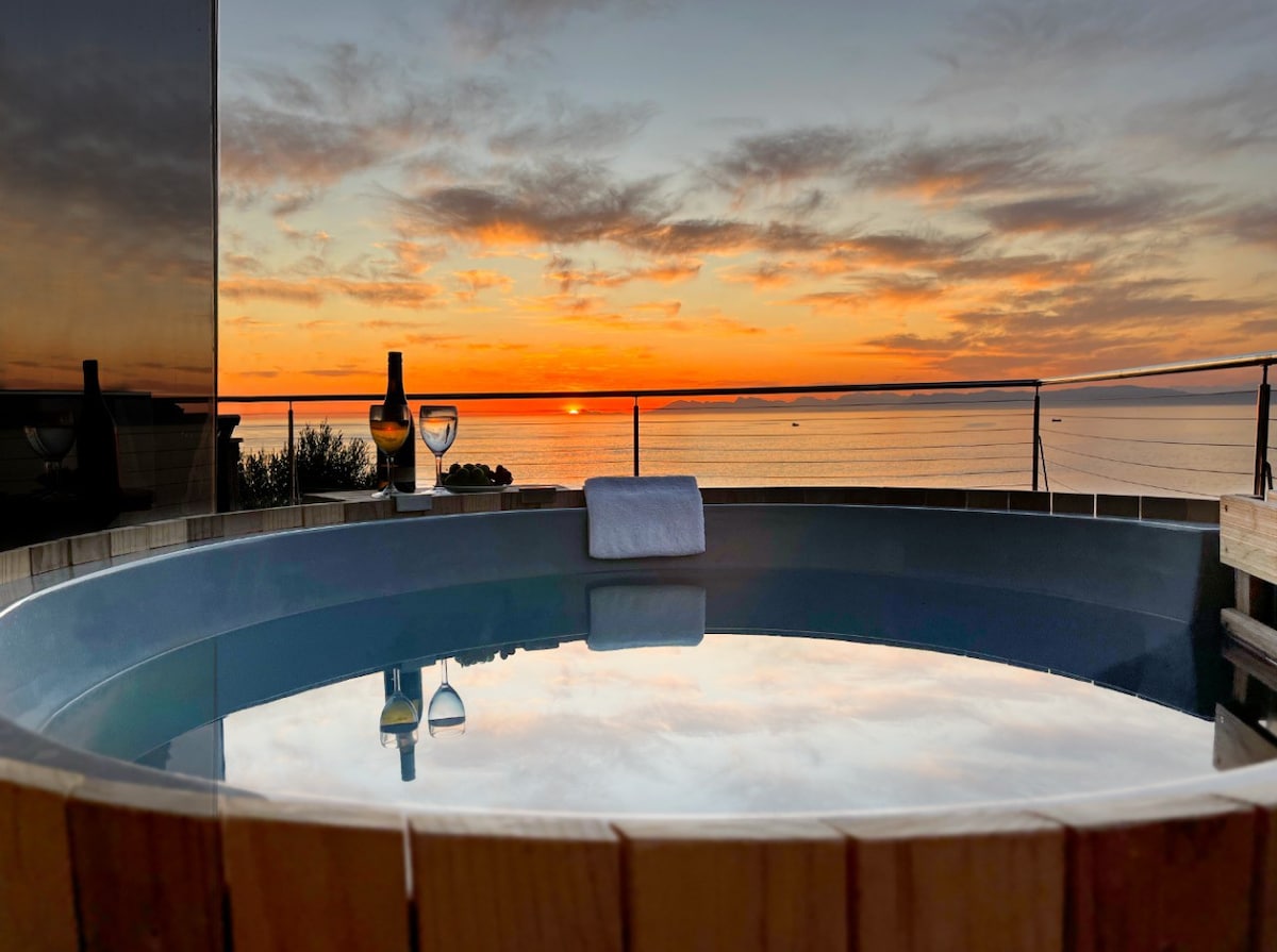 Oceanfront Eco Retreat wifi, pool, hot tub, solar