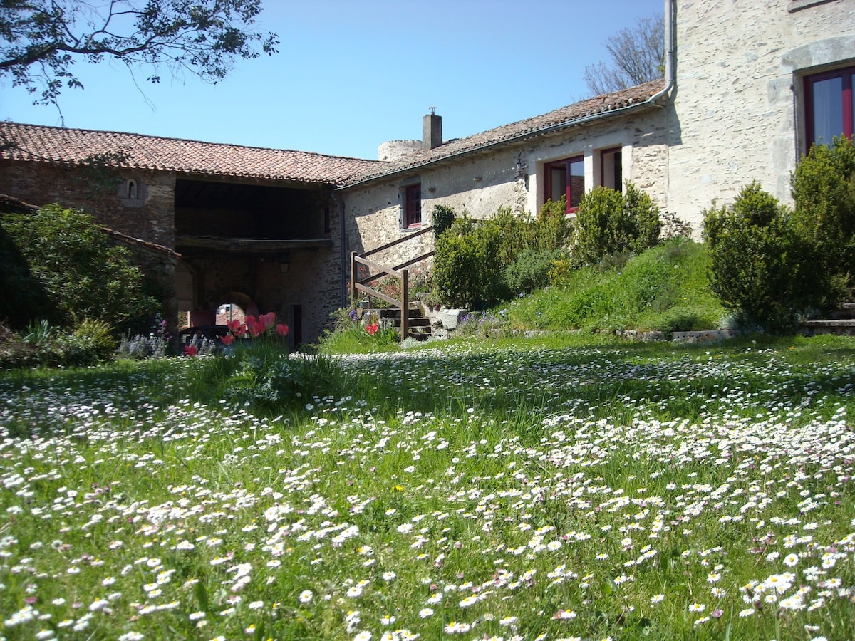 la TOUR des LAUDES
chambre de la fée