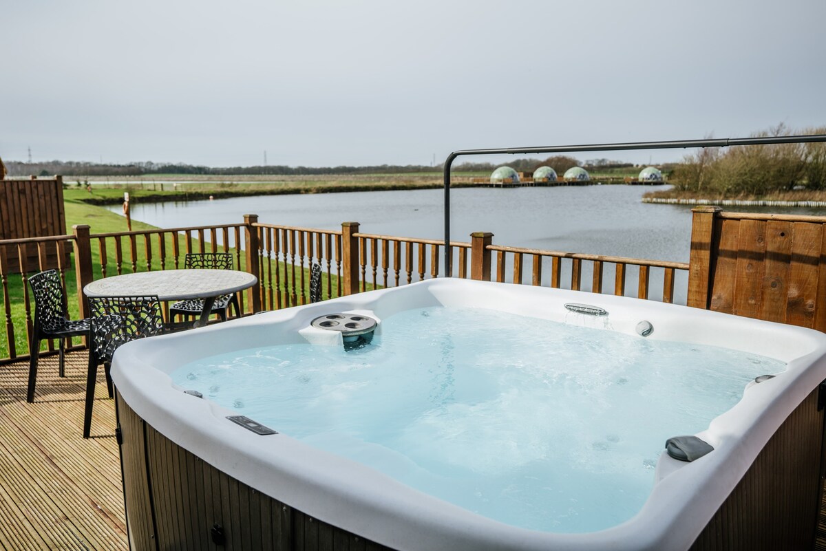 Sunningdale Lake View Lodge with Hot Tub