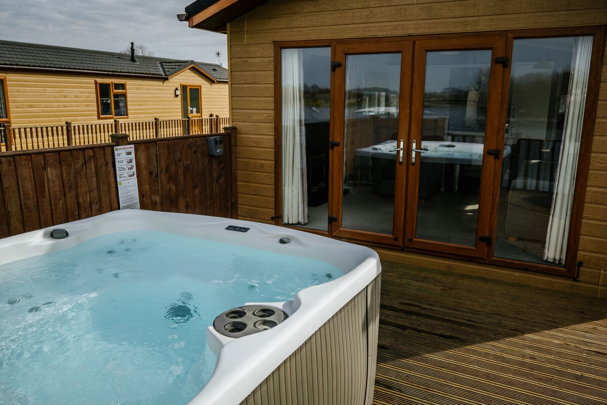 Sunningdale Lake View Lodge with Hot Tub