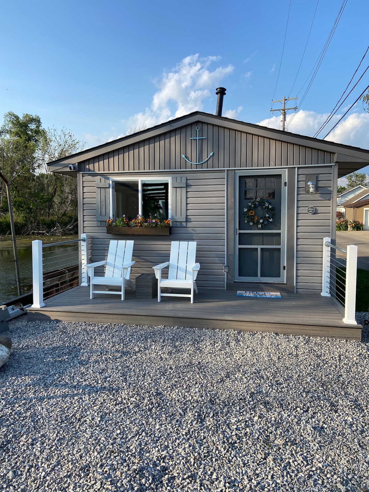 Waterfront Paradise, Adorable Tiny House Retreat