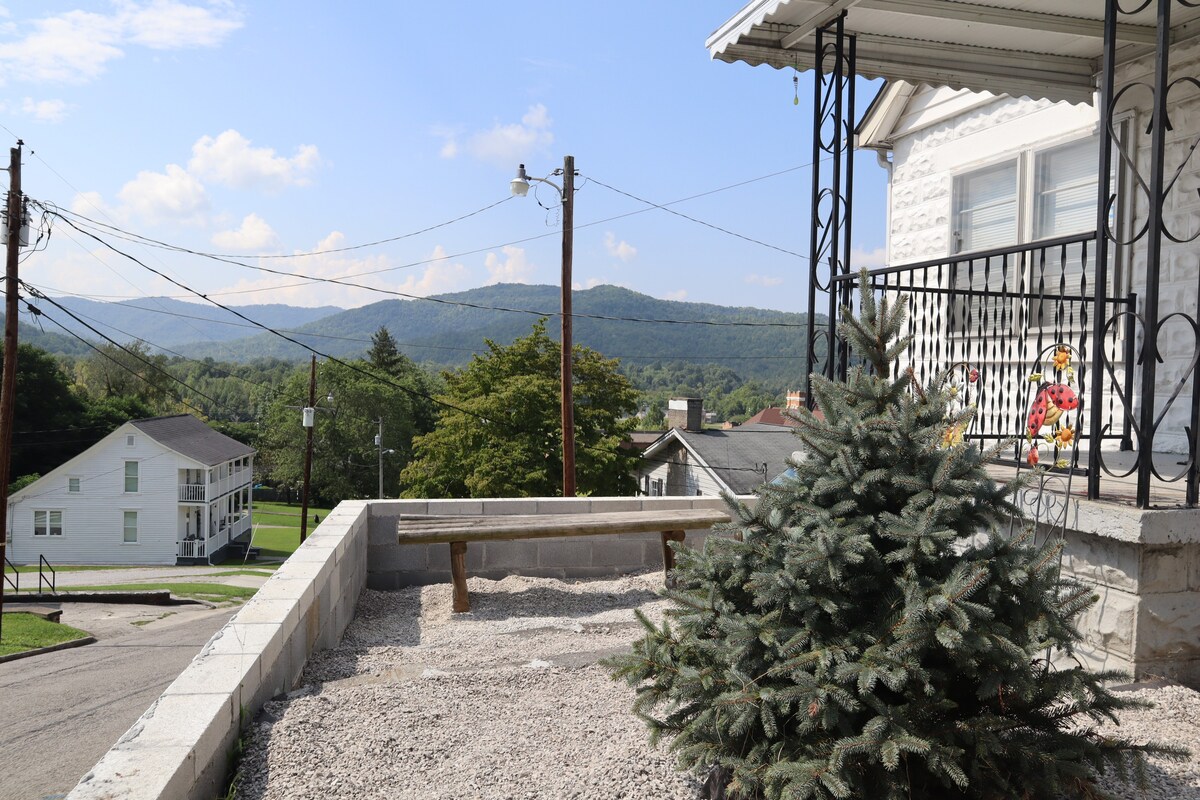 Mountain Views, Walking distance to State Park