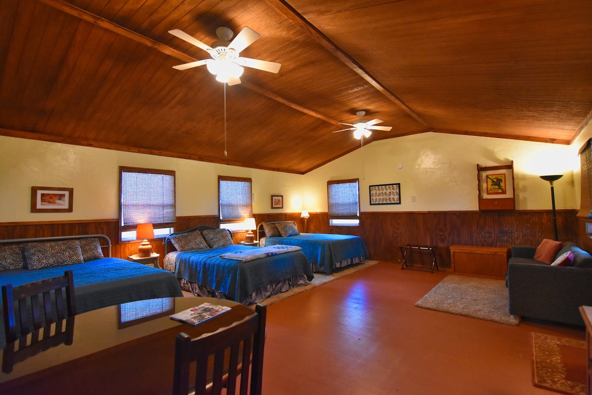 Cabin on the San Saba River - very spacious