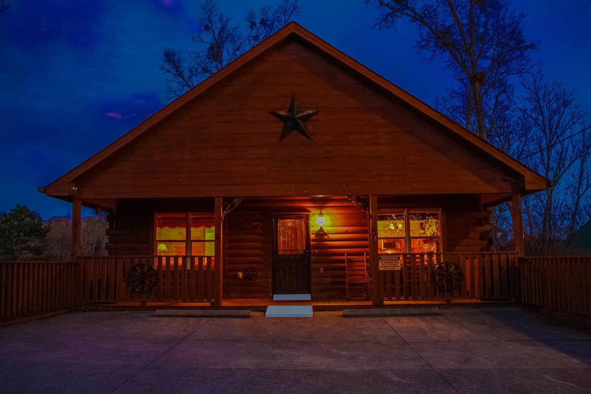 Sevierville Luxury Theatre Cabin near Pigeon Forge