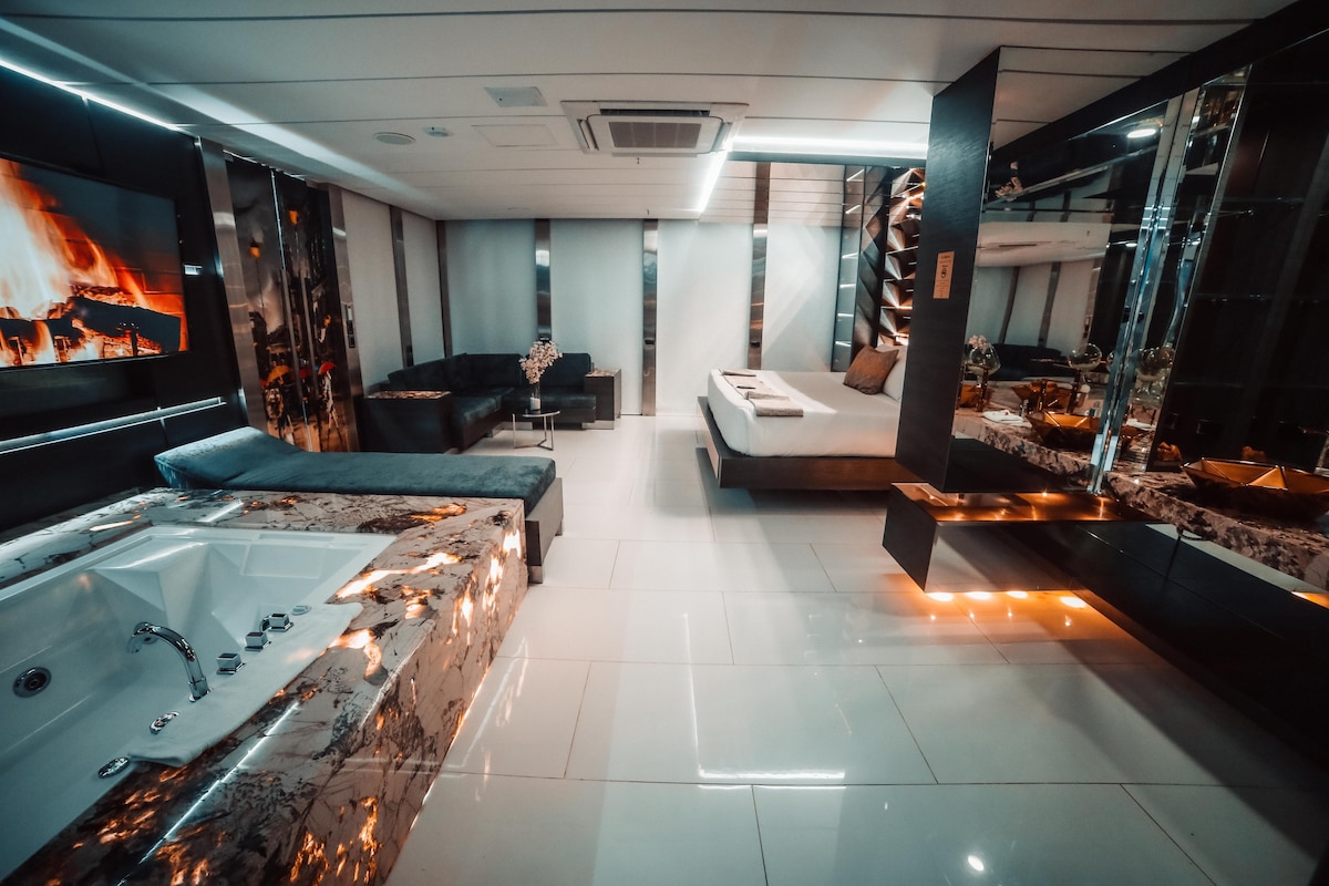 Luxurious 10-Room Apartment in the Nightclubs