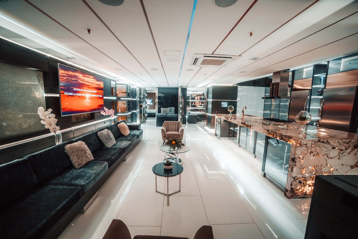 Luxurious 10-Room Apartment in the Nightclubs
