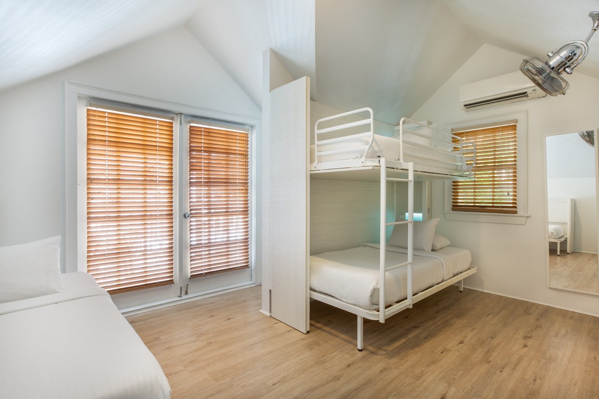 NYAH的独立房间，可容纳5人（ 2张双层床， 1张单人床）和免费早餐