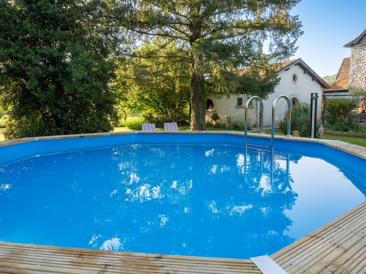 Cosy and quiet gite with panoramic views and pool.