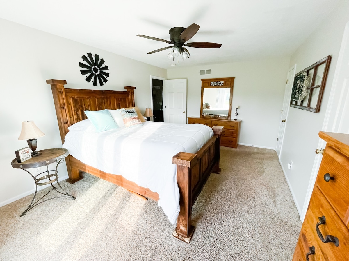 Family Ranch Home | Sleeps 10 | Farm Experience