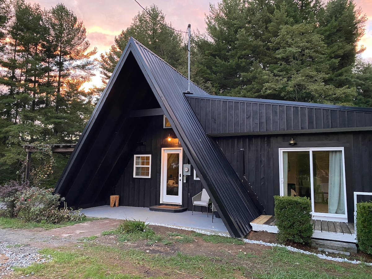 蓝岭公园大道（ Blue Ridge Parkway ）附近的现代三角屋（带火坑）