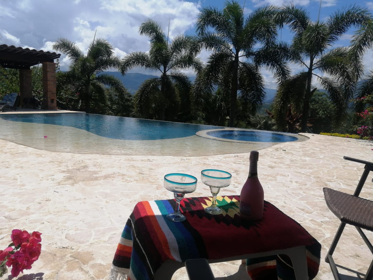 Finca con piscina, jacuzzy, natuareza y vista.