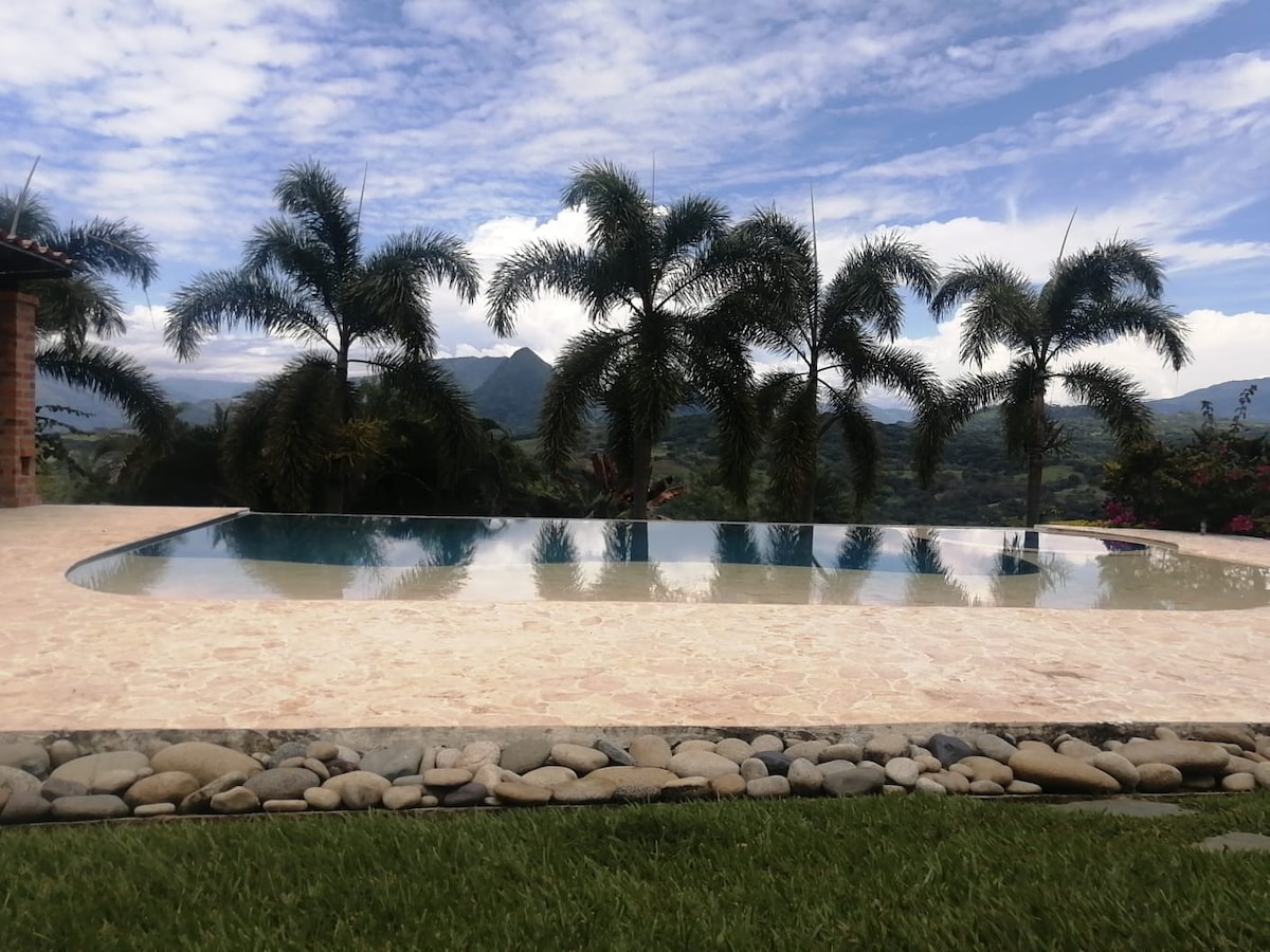 Finca con piscina, jacuzzy, natuareza y vista.