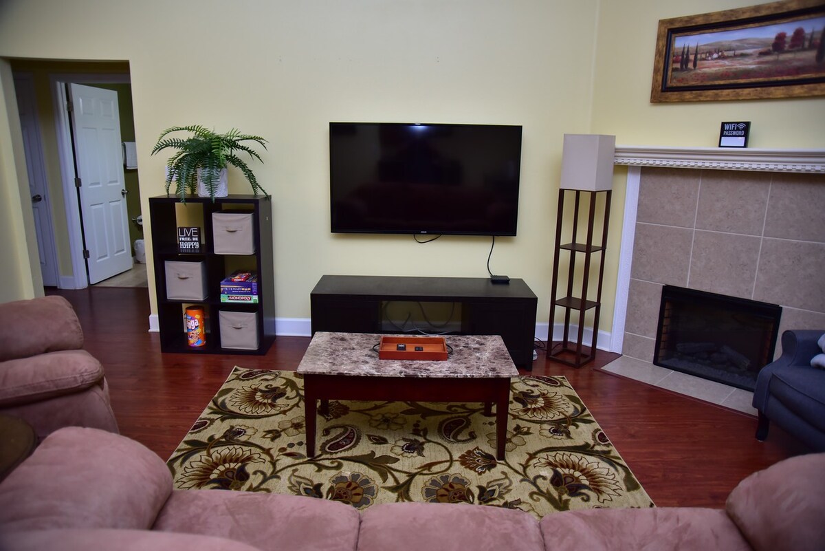 Peaceful Oasis- Residential  2-BR/2 BTH,