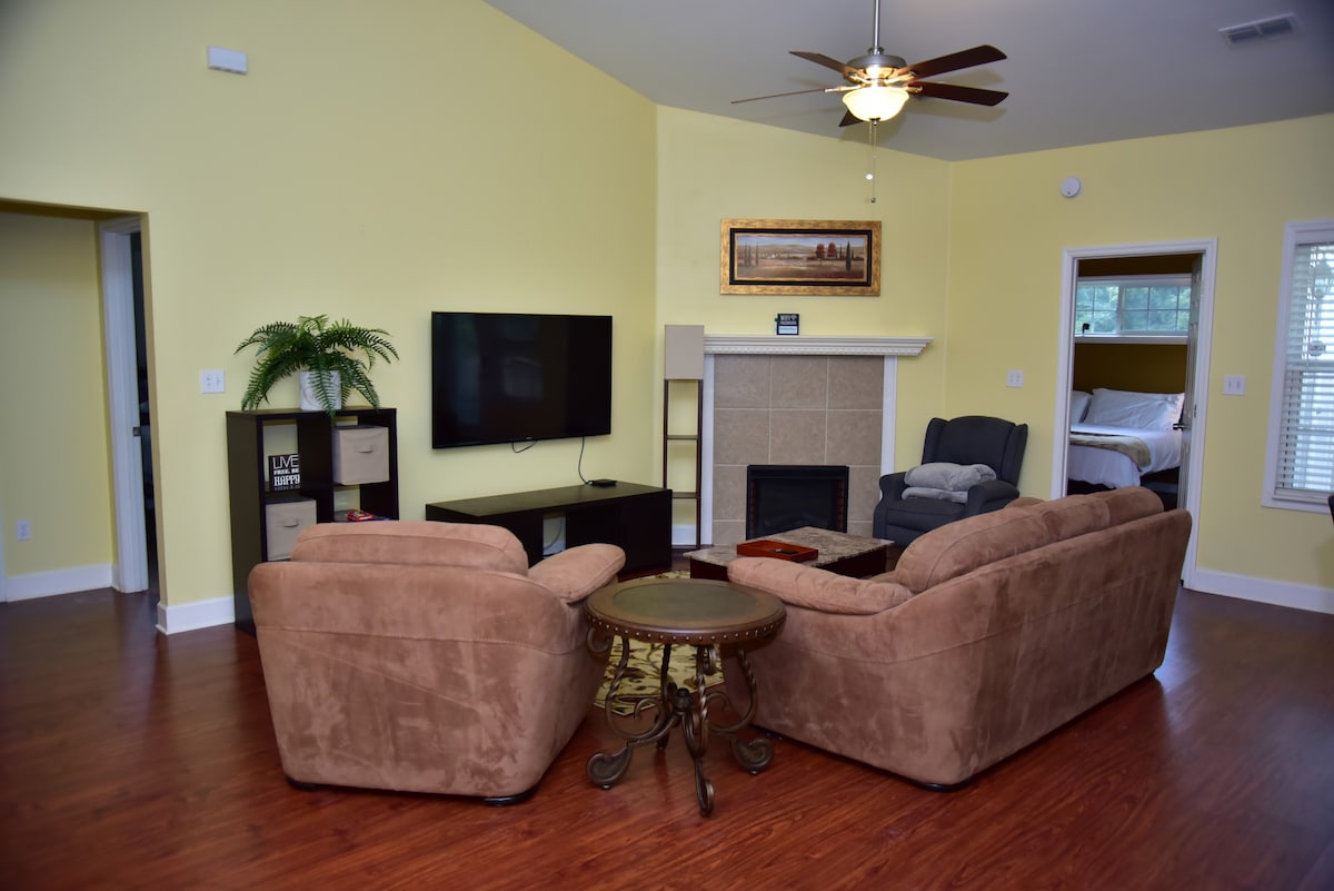 Peaceful Oasis- Residential  2-BR/2 BTH,