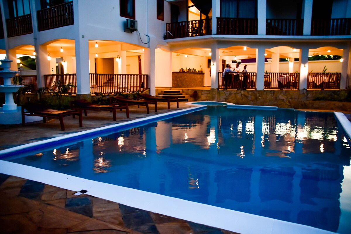 Zanoceanique酒店（泳池、花园和海景）
