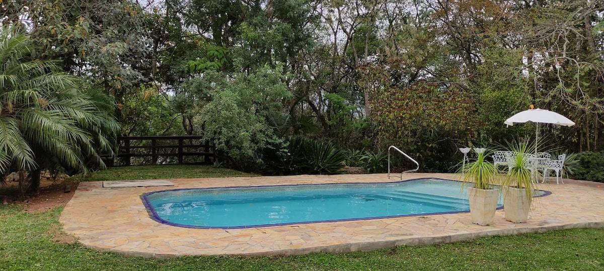 位于Mairiporã的游泳池