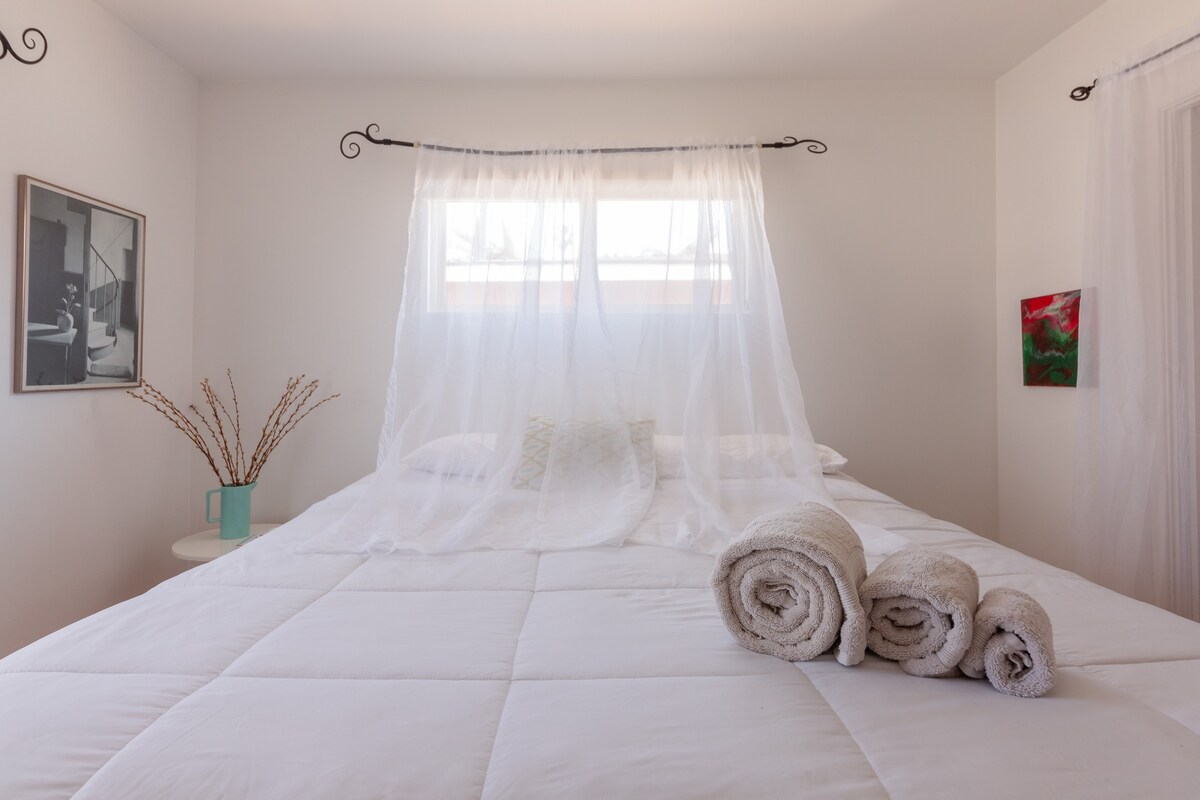 干净整洁的白色卧室-标准双人床