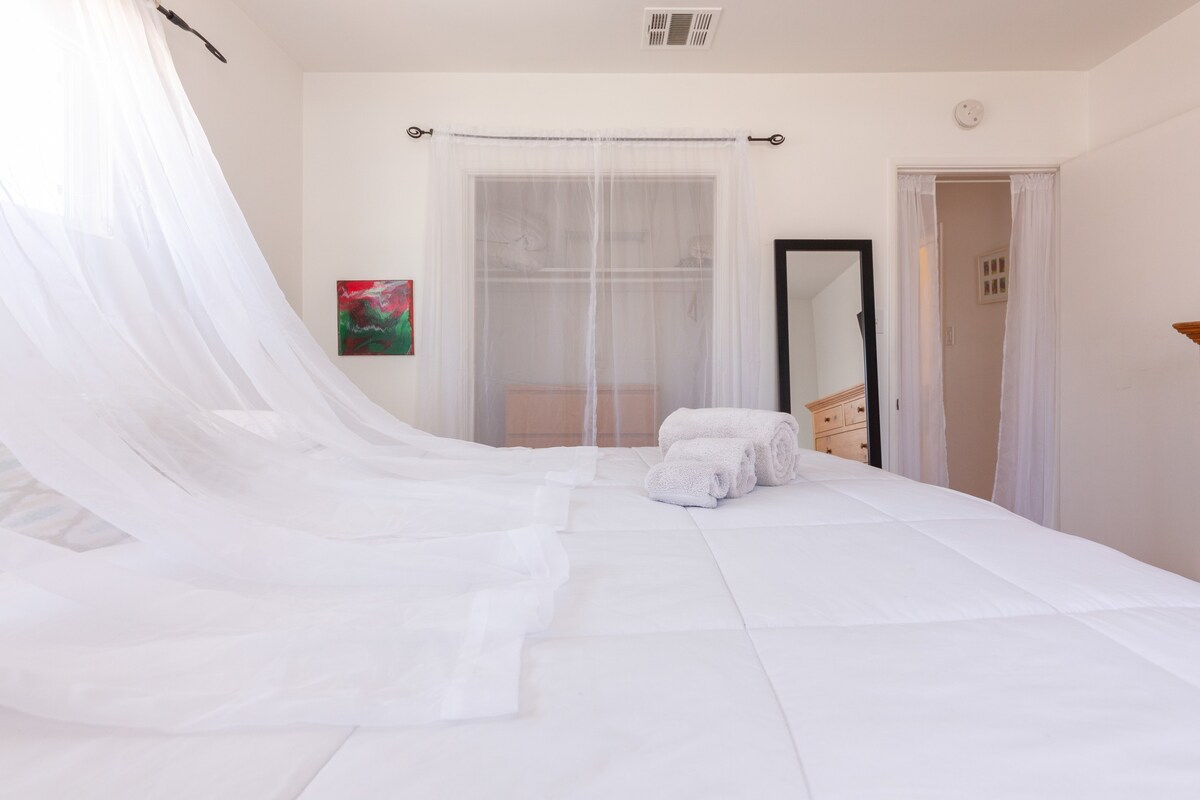 干净整洁的白色卧室-标准双人床