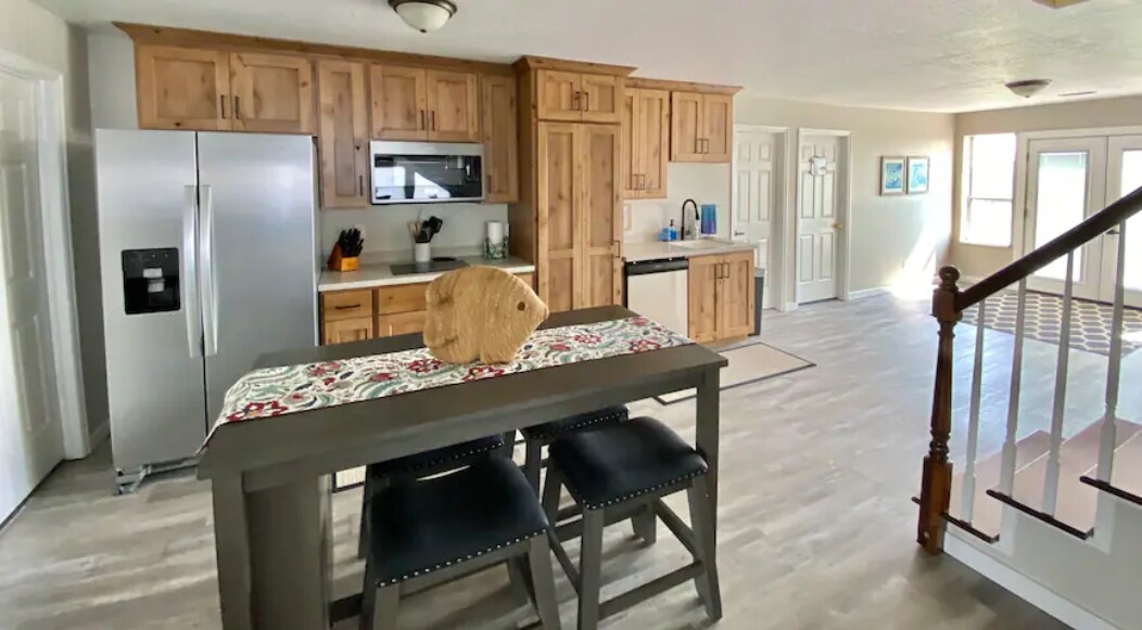 Private suite w/ Jacuzzi tub & Queen and twin bed