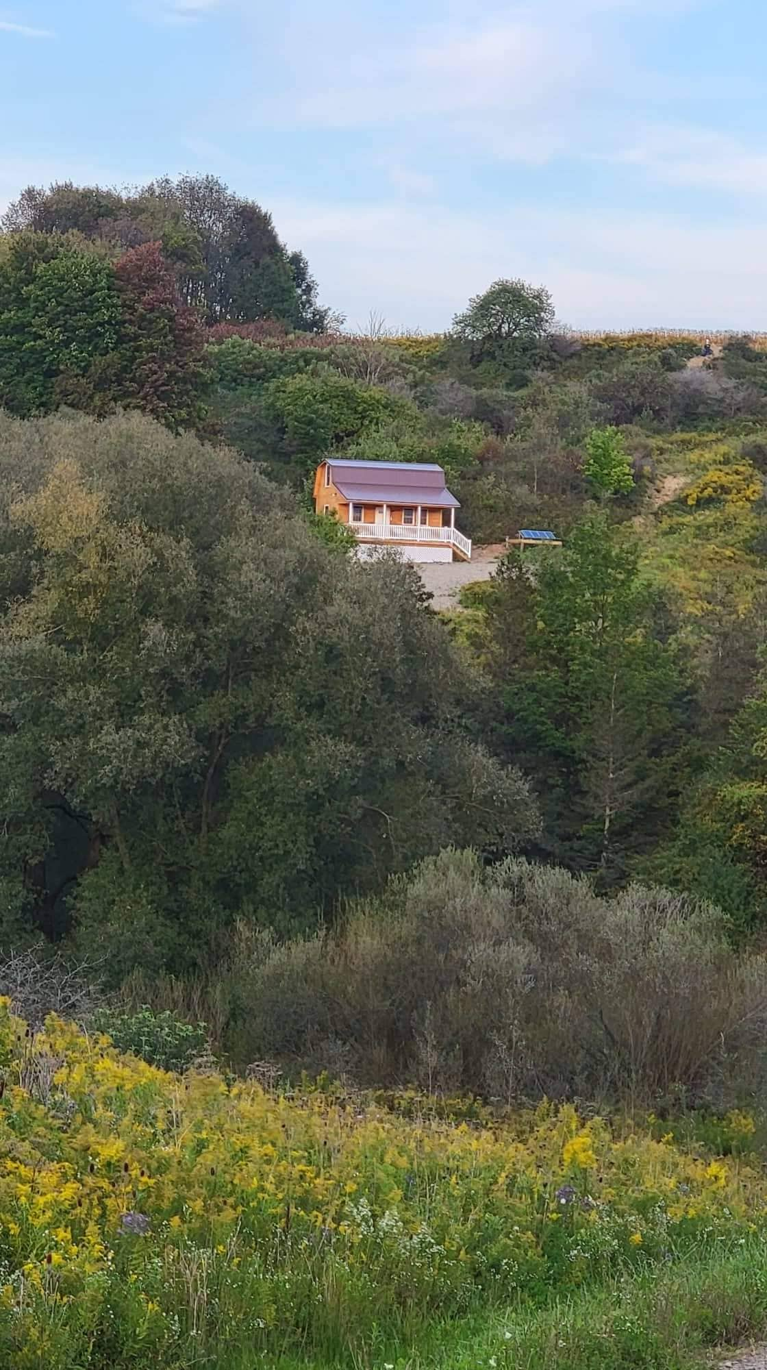 一间宁静的小木屋，占地90英亩，风景优美。>