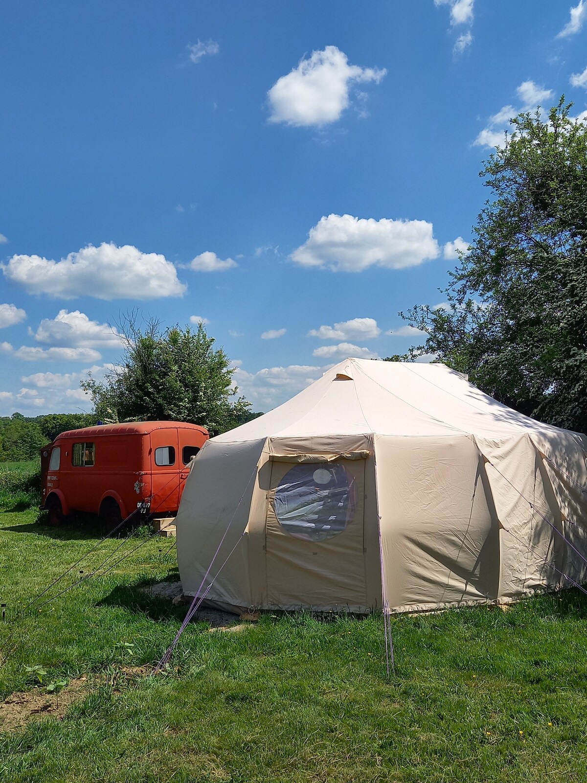 Bus magique et tente glamping "La Fraventure"