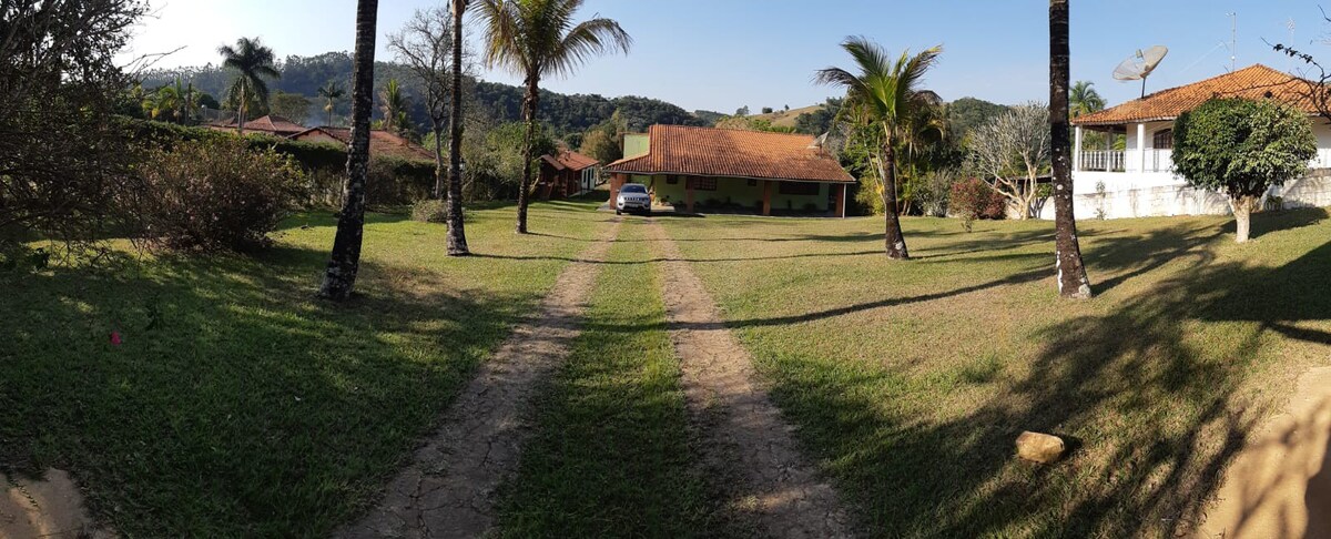 Chácara com piscina, S. de jogos e churrasqueira