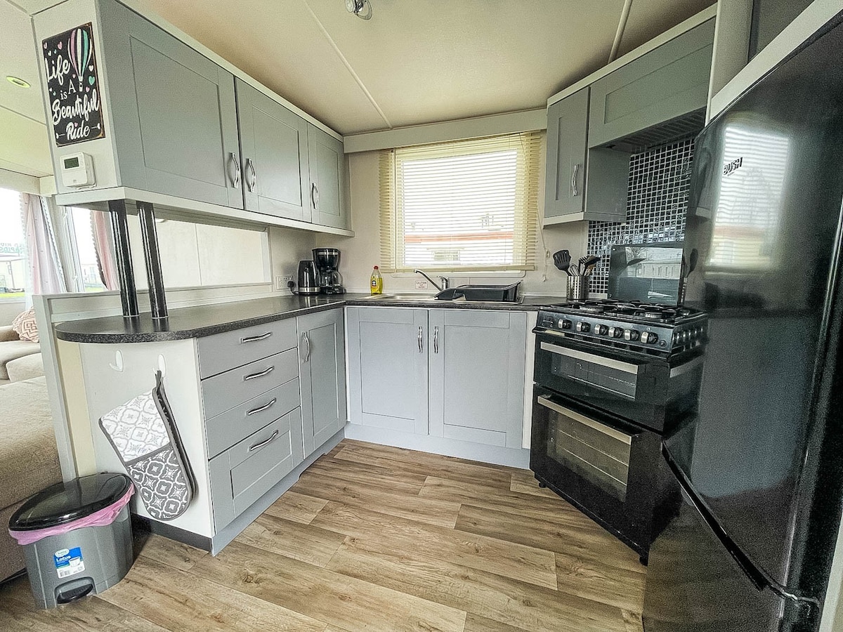 Beautiful caravan at Fantasy Island ref 58009D