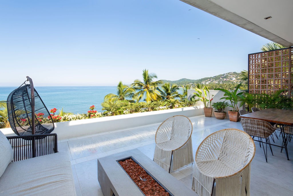 Casa Chloe - Beachfront Luxury Living