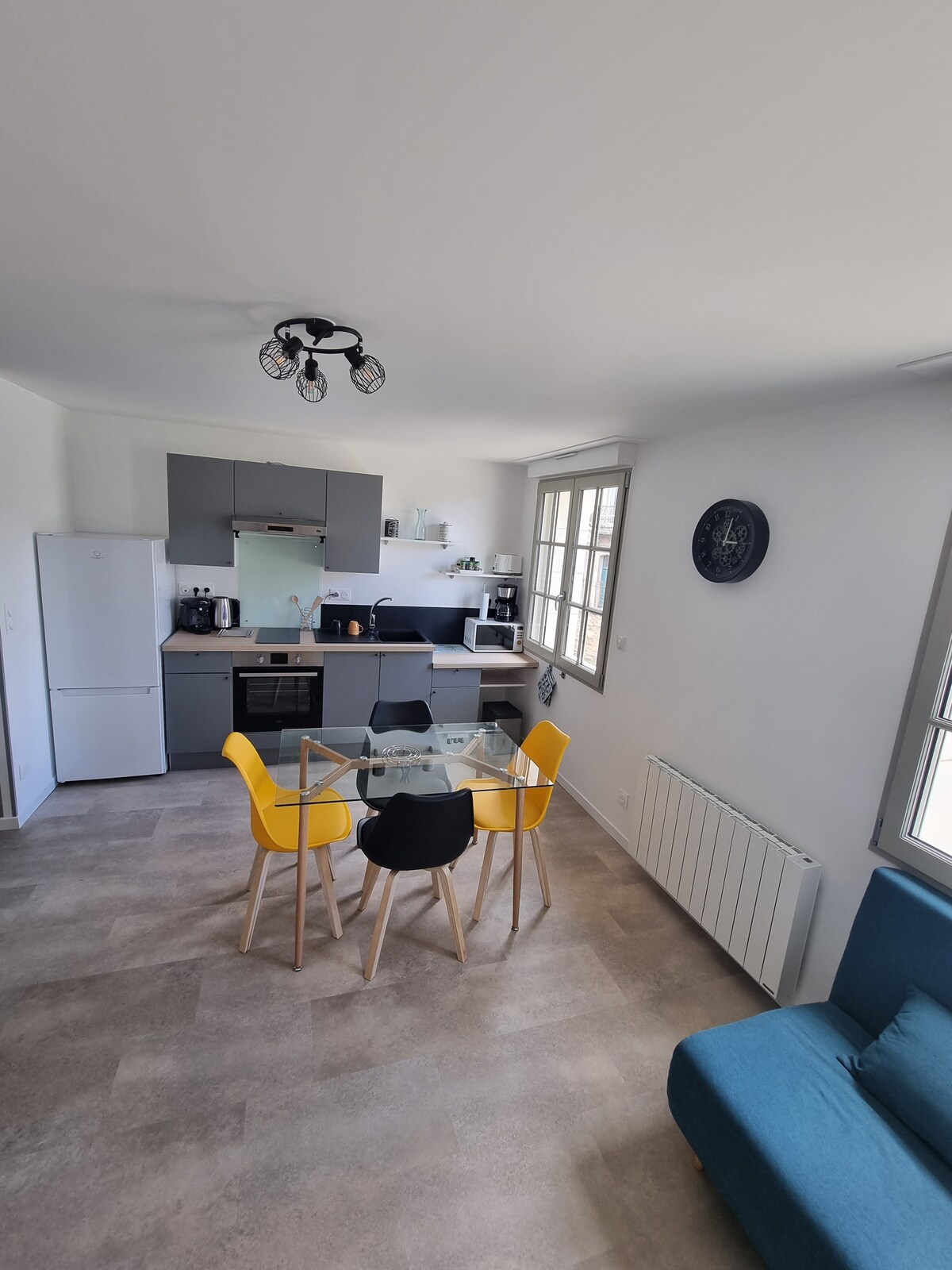 带Fresnay sur Sarthe停车场的单间公寓。