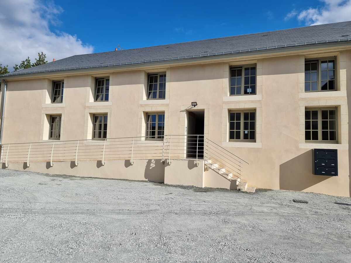 带Fresnay sur Sarthe停车场的单间公寓。